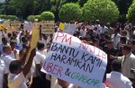 KL cabbies gather to protest Uber and GrabCar - 13