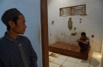 Chaining up mentally ill illegal in Indonesia but many still do it - 14