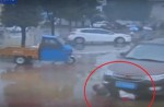 Driver runs over 2 children in China - 4