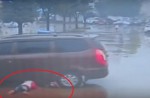 Driver runs over 2 children in China - 2