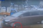 Driver runs over 2 children in China - 3