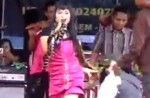 Indonesian singer carries on performing after bitten by cobra before dying on stage - 15