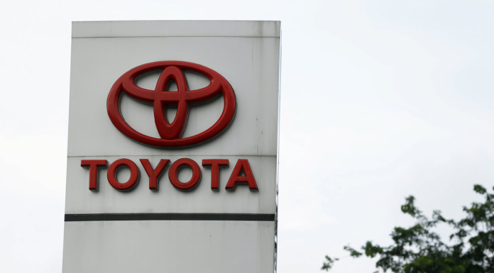 Japan plants shut down after quake, fuels economic fears