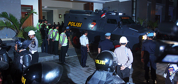 An Indonesian police vehicle carries Australian death row prisoners, Andrew Chan and Myuran Sukumaran during their transfer at a prison in Bali, Indonesia. Pic: AP.