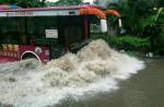 Floods shut Guangzhou streets, soak subways; many flights affected - 1