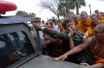 Monks and soldiers clash in Thailand - 3