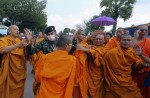 Monks and soldiers clash in Thailand - 5