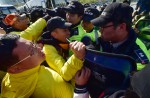 Hundreds of protestors clash with police over Sewol ferry disaster - 4