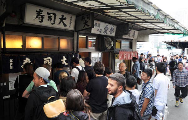 Famed Tokyo fish market draws traffic in final months