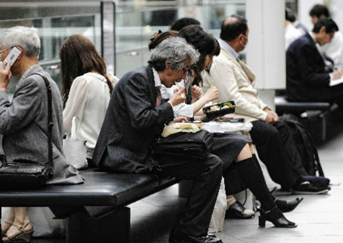 20160630-bloombergjapansalarymen.jpg