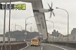 TransAsia Airways plane with 58 onboard lands in Taipei river - 1