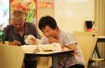 Beggars in China eat at restaurants and shop at Cartier - 8