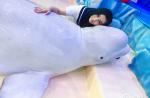 Fan Bingbing riles animal activists by kissing beluga whale - 7