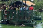 Tourists feed crocodiles from flimsy raft - 4