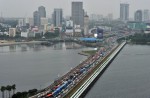 People cross Causeway by foot in massive traffic jam - 7