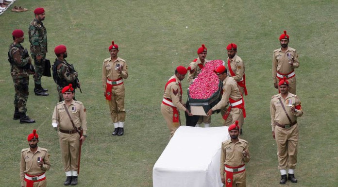 Gloomy Pakistan bids farewell to national hero