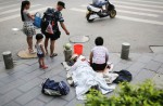 Beggars in China eat at restaurants and shop at Cartier - 0