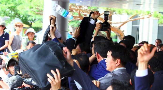 South Korea PM egged in protest at US Thaad anti-missile system