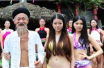 Bikini mud-wrestling boosts travel to Central China - 9
