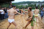 Bikini mud-wrestling boosts travel to Central China - 10