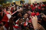 Hundreds give Joseph Schooling triumphant homecoming at Changi Airport - 11