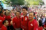 Crowds gather to catch glimpse of Joseph Schooling on victory parade - 0
