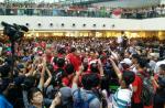Crowds gather to catch glimpse of Joseph Schooling on victory parade - 6