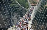 People test strength of glass bridge in China with sledgehammers - 0