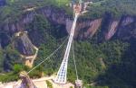 People test strength of glass bridge in China with sledgehammers - 1