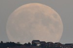 Rare 'supermoon' eclipse unfolds on Sunday night - 5