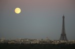 Rare 'supermoon' eclipse unfolds on Sunday night - 12