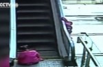 Video captures child's death plunge from mall escalator in China - 6