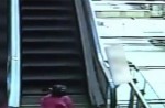 Video captures child's death plunge from mall escalator in China - 10