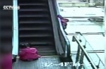 Video captures child's death plunge from mall escalator in China - 7