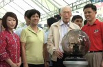 Lee Kuan Yew keeps tradition of planting a tree at Tanjong Pagar's annual Tree Planting Day - 6