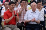 Lee Kuan Yew keeps tradition of planting a tree at Tanjong Pagar's annual Tree Planting Day - 8