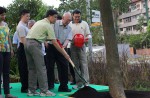 Lee Kuan Yew keeps tradition of planting a tree at Tanjong Pagar's annual Tree Planting Day - 10