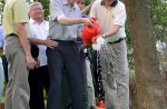 Lee Kuan Yew keeps tradition of planting a tree at Tanjong Pagar's annual Tree Planting Day - 11