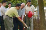 Lee Kuan Yew keeps tradition of planting a tree at Tanjong Pagar's annual Tree Planting Day - 12