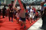 Crowds gather to catch glimpse of Joseph Schooling on victory parade - 8