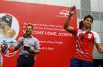 Crowds gather to catch glimpse of Joseph Schooling on victory parade - 12