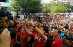 Crowds gather to catch glimpse of Joseph Schooling on victory parade - 18