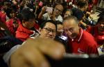 Hundreds give Joseph Schooling triumphant homecoming at Changi Airport - 57