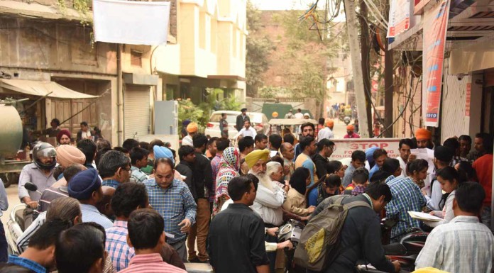 Anger rising in India as banks slow to dispense cash to millions