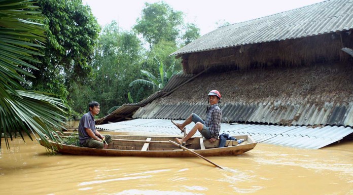 Floods kill 15 in Vietnam, thousands evacuated
