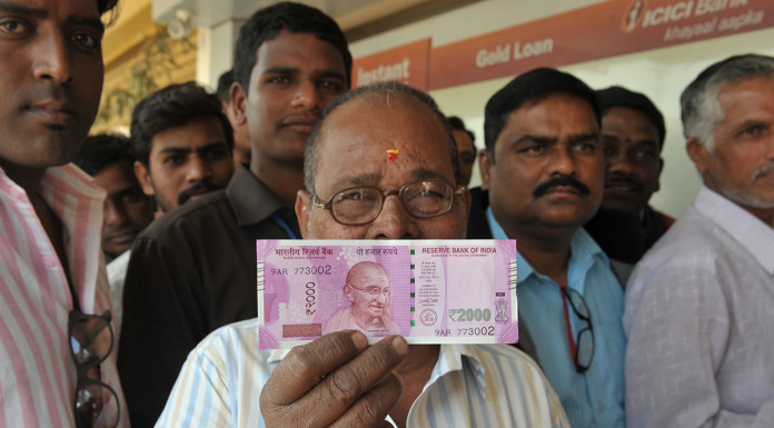 India banks reopen to long queues after rupee withdrawal