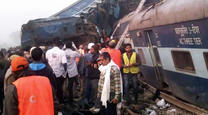 Over 100 killed as Indian train derails