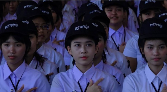 Vocational students in Thailand swear off brawls out of respect for King