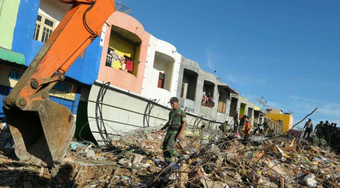 Indonesian navy prepares warships to carry aid to Aceh earthquake victims