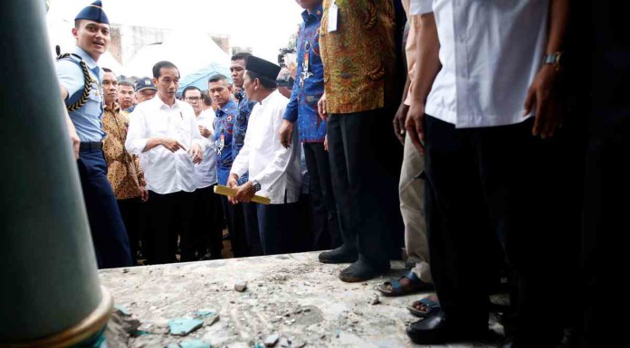 ‘We will rebuild’: Indonesian president tours quake zone